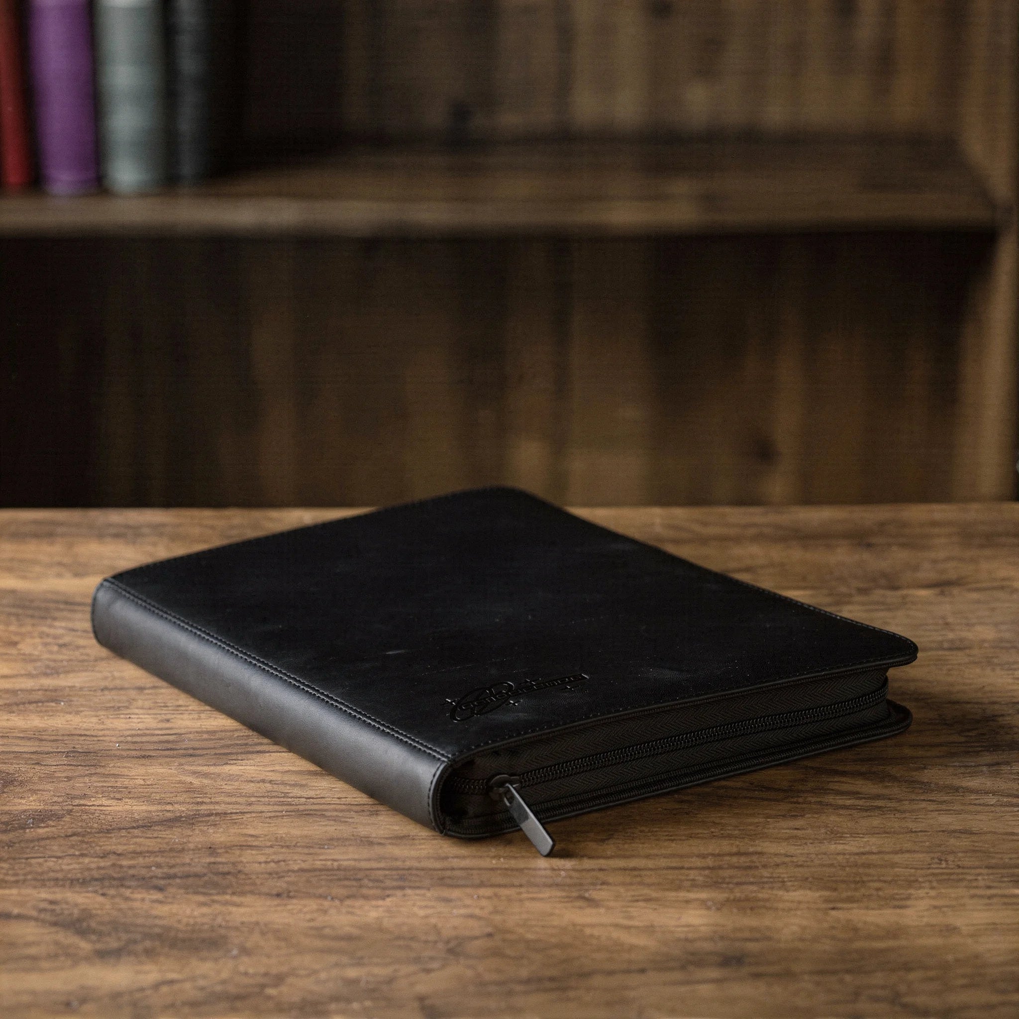 cardcosmos - 12 Pocket Zip Premium leather binder - Zwart