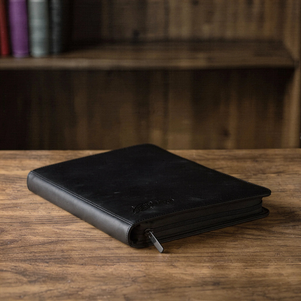 cardcosmos - 12 Pocket Zip Premium Leather Binder - Schwarz